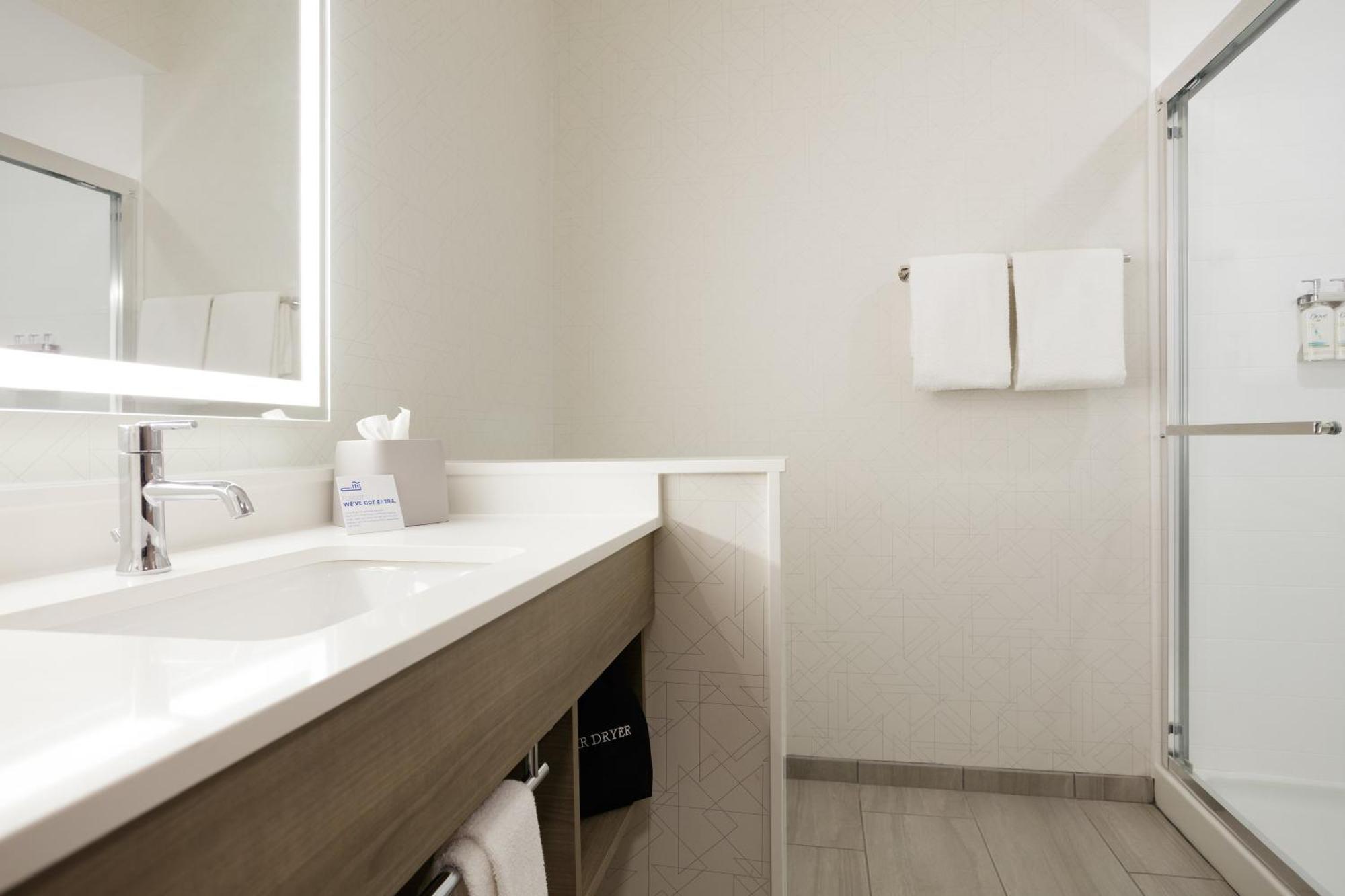 Holiday Inn Express & Suites Wilmington West - Medical Park By Ihg Eksteriør billede