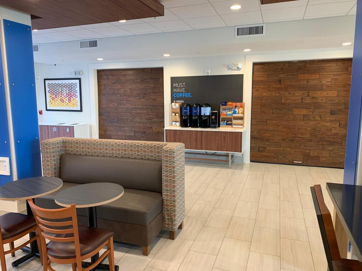Holiday Inn Express & Suites Wilmington West - Medical Park By Ihg Eksteriør billede